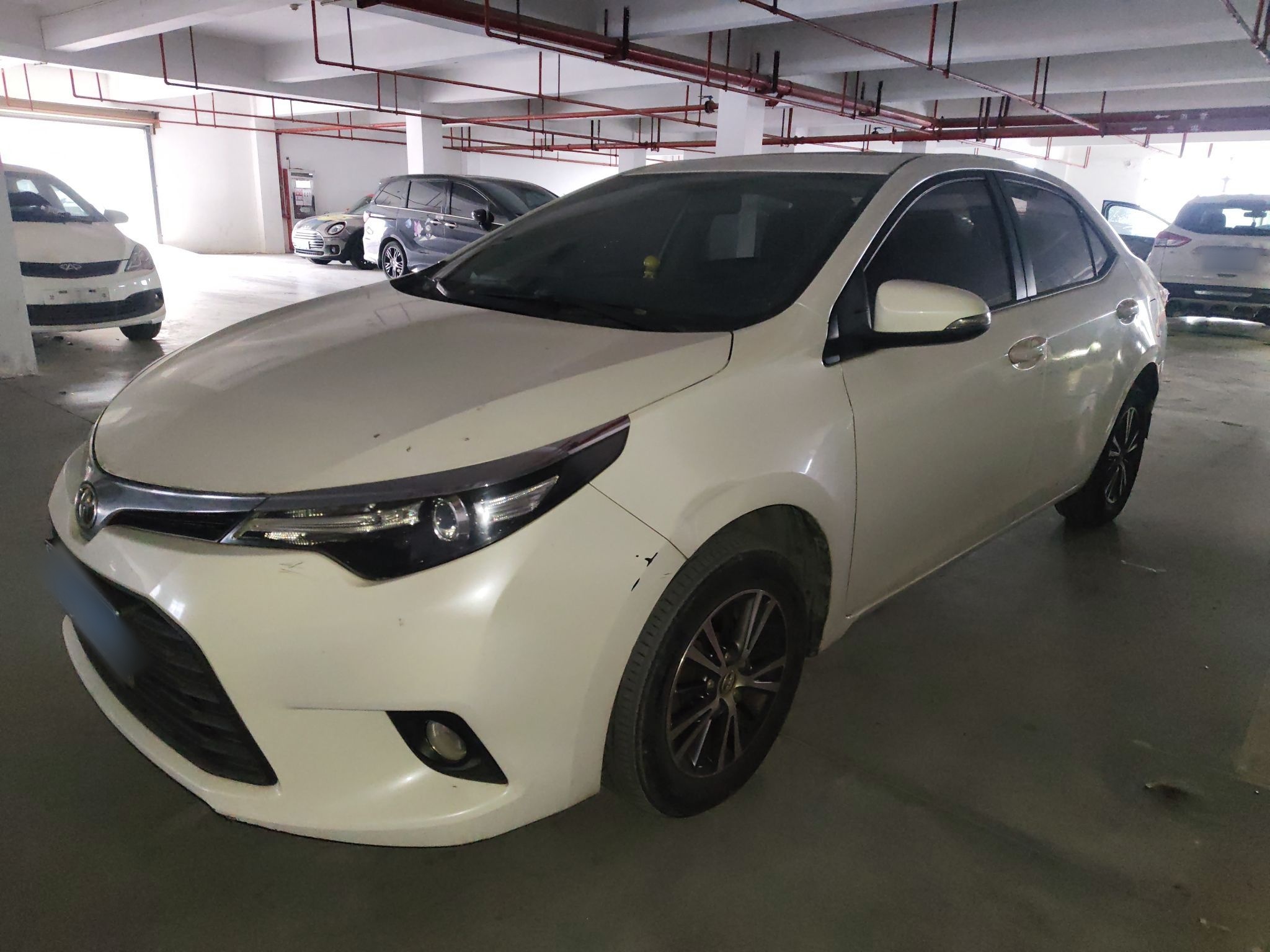 Под передней частью автомобиля