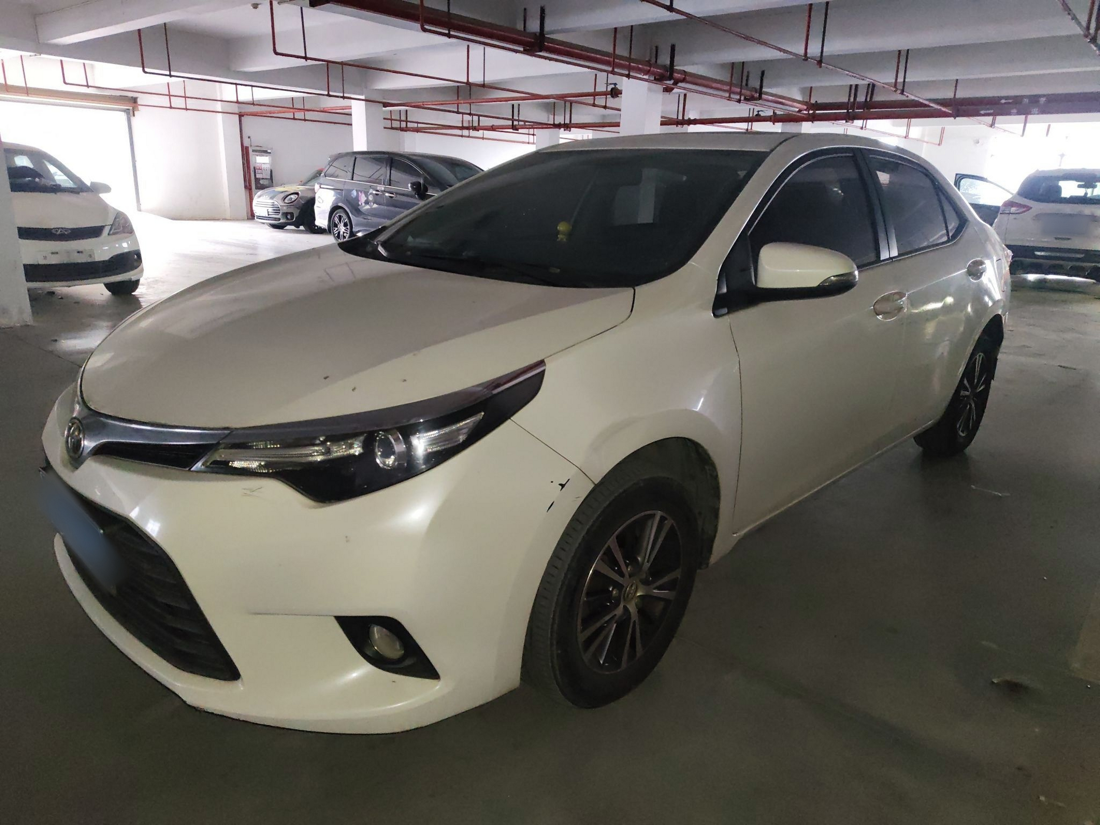 تحت مقدمة السيارة