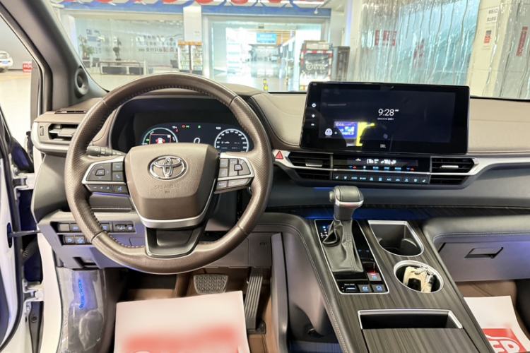 Used Toyota SIENNA 2021 2.5L Hybrid Platinum Edition Interior 2