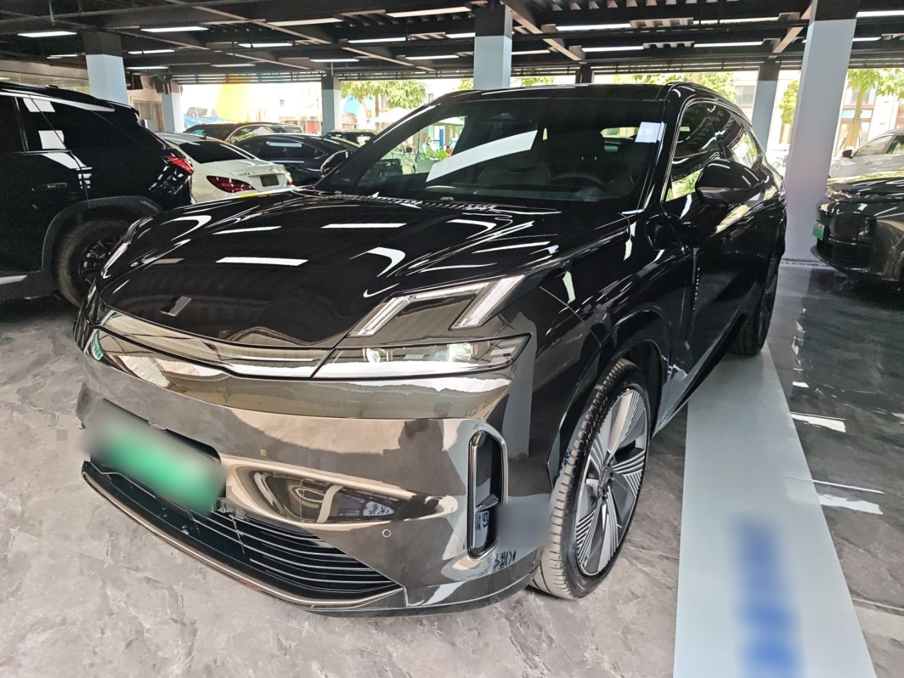 Под передней частью автомобиля