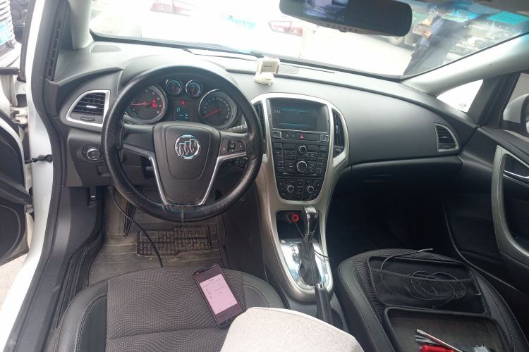 Used Buick GT 2014 XT 1.6L Automatic Fashion Edition Center Console