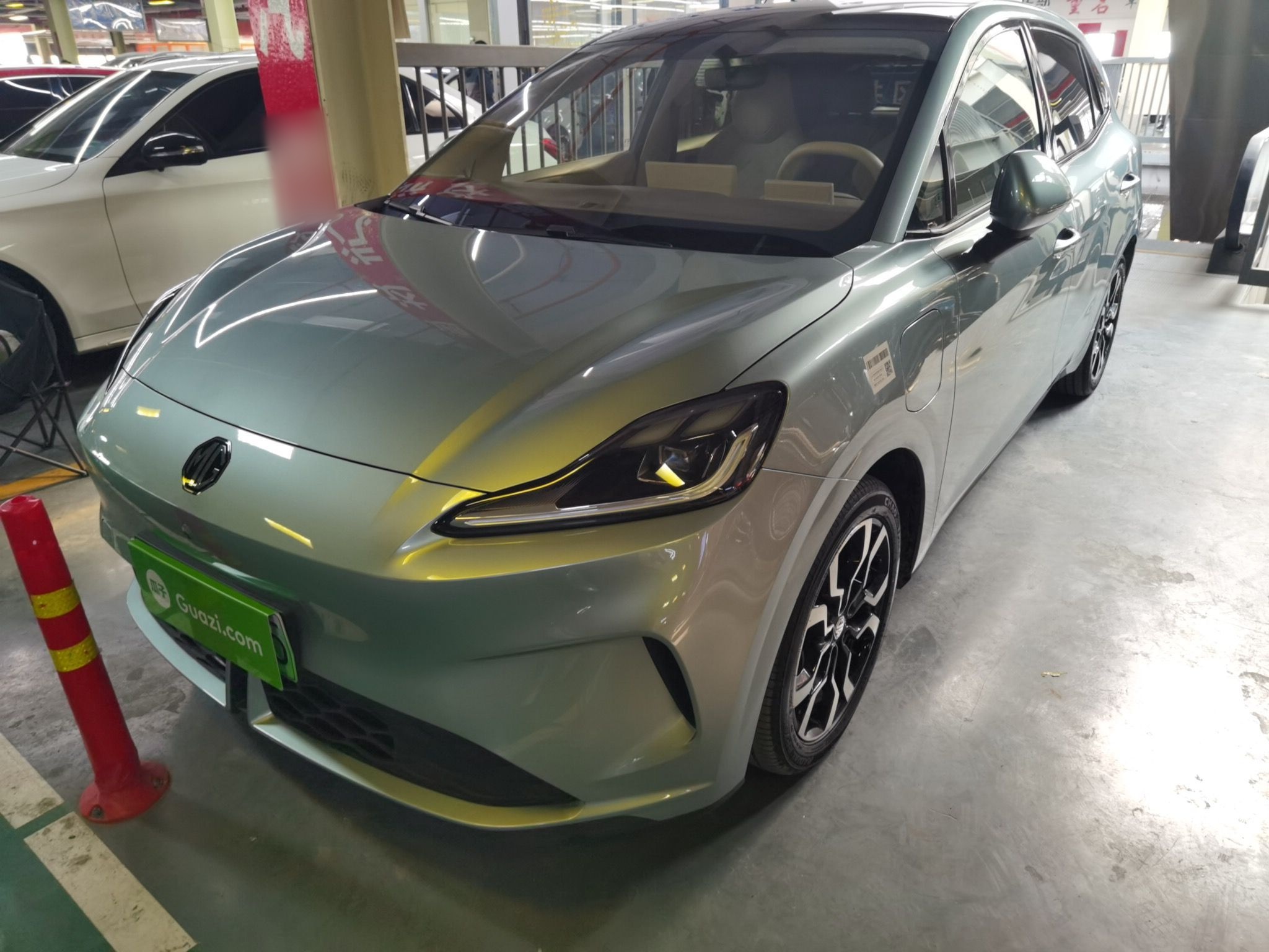 تحت مقدمة السيارة