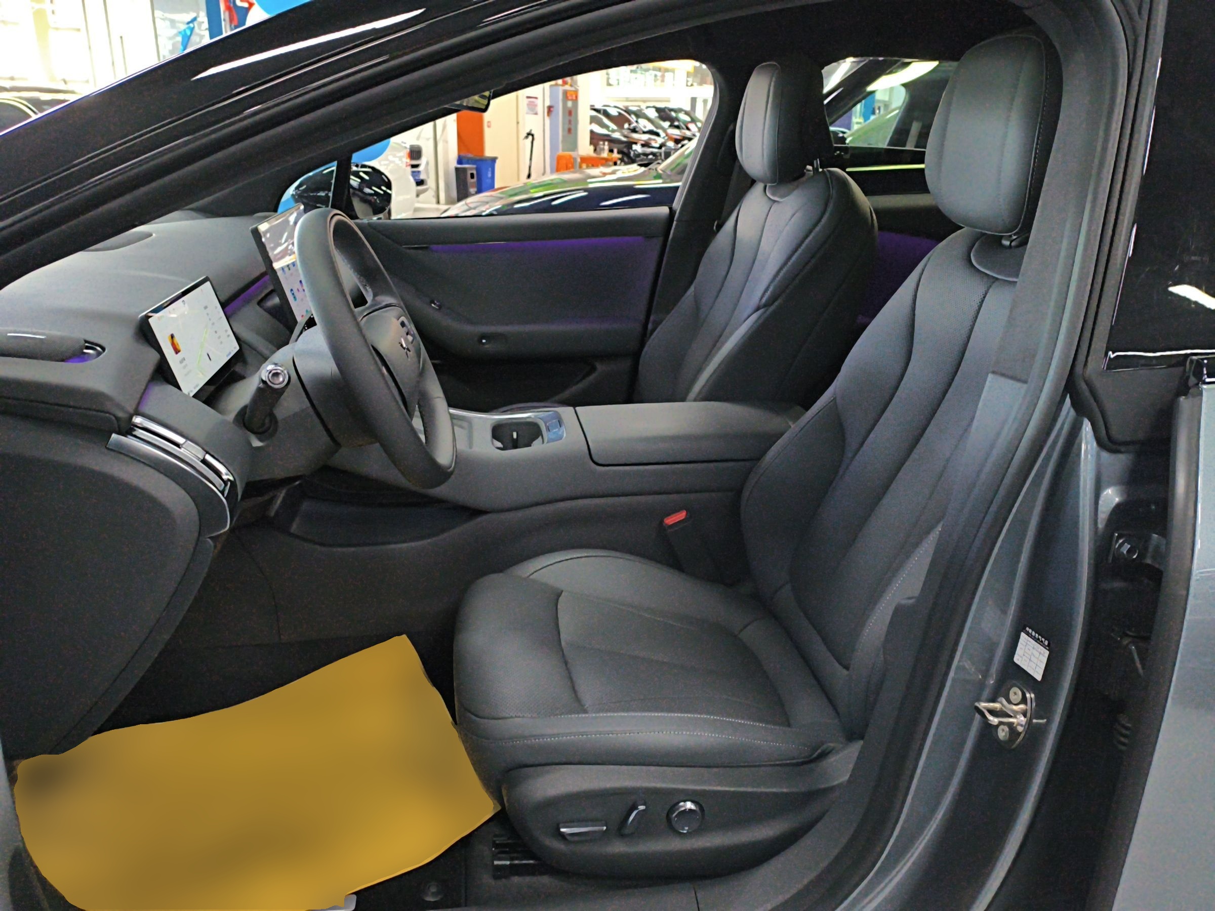 المقاعد الأمامية داخل السيارة