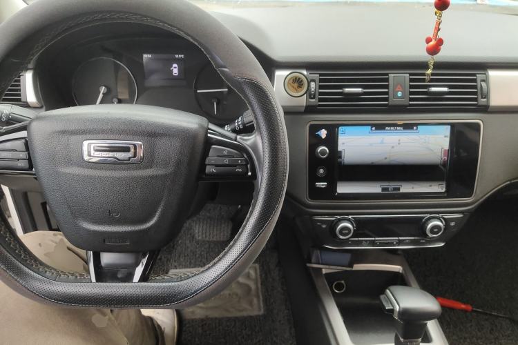 Used Qoros 3 2016 Urban SUV 1.6T Automatic Zhiyue Model Center Console