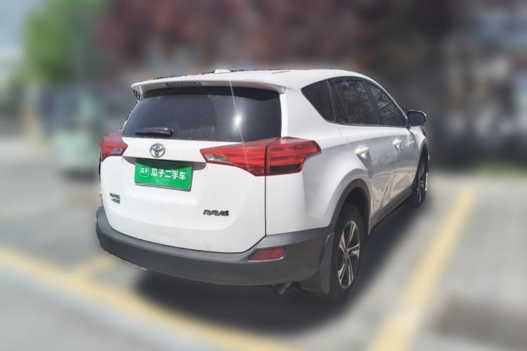 Used Toyota RAV4 2015 2.0L CVT Two-Wheel Drive Fashion Edition Rear Right 45 Deg