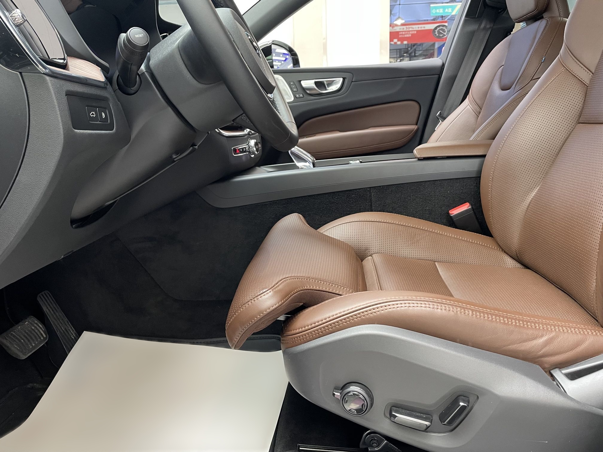 المقاعد الأمامية داخل السيارة