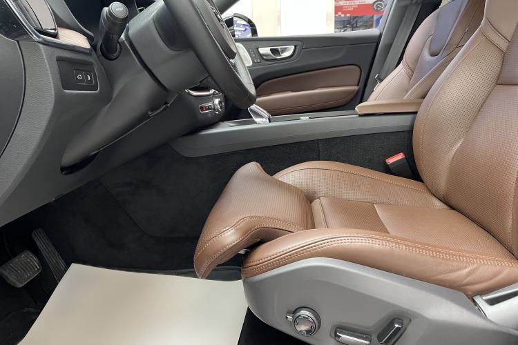 Used Volvo XC60 New Energy 2025 Plug-in Hybrid Long-Range All-Wheel Drive Smart Luxury Edition
