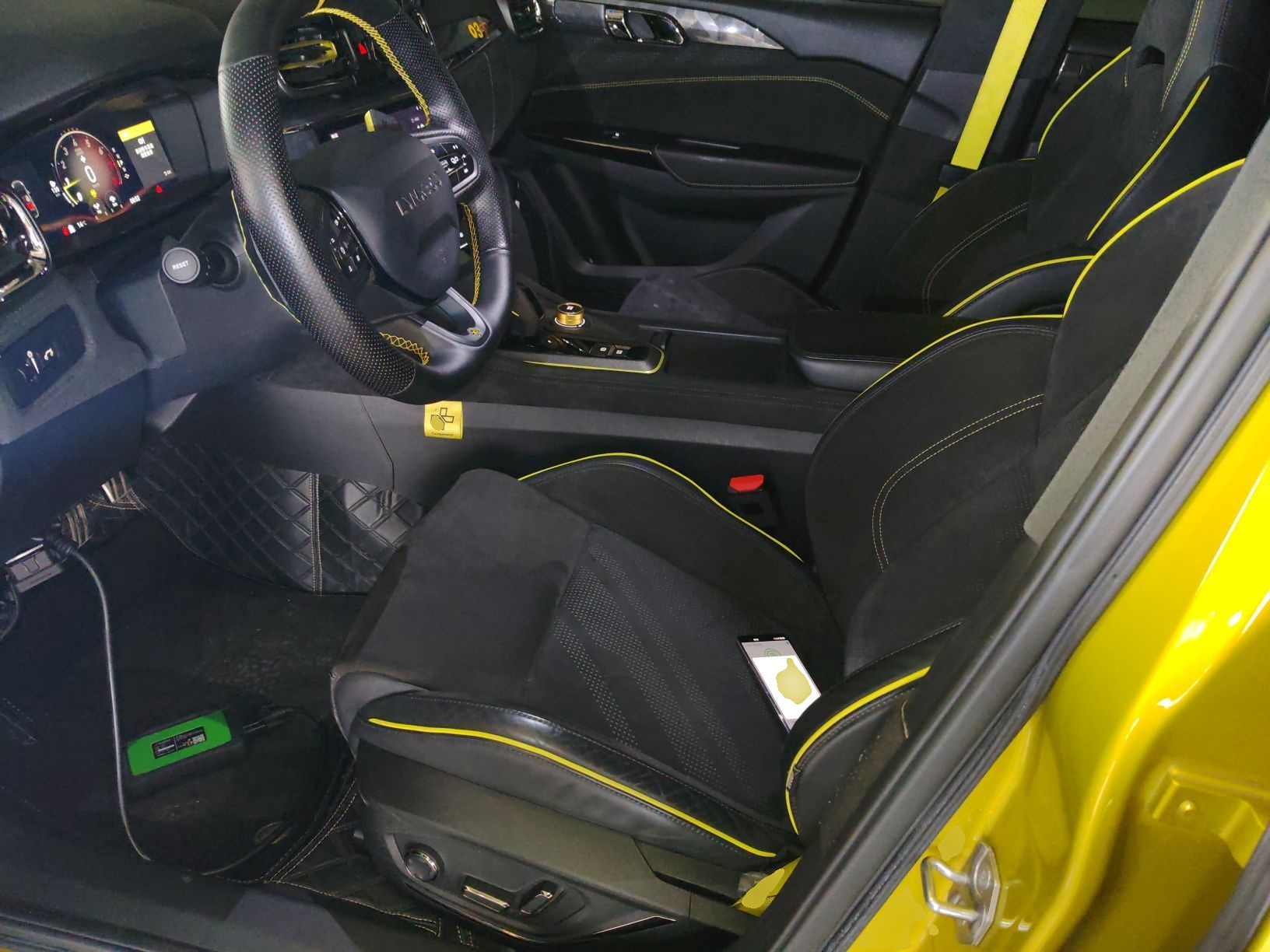 المقاعد الأمامية داخل السيارة