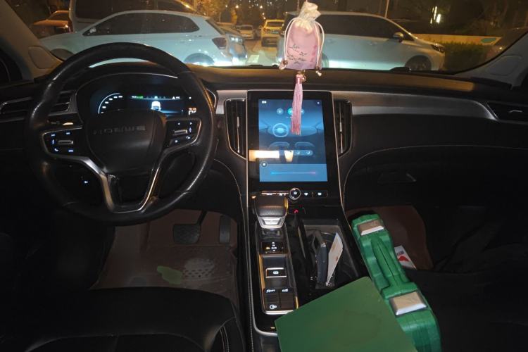 Used Roewe i6 MAX 2020 300TGI Automatic Supreme Edition with Cool Sunroof and Advanced Driving Features Center Console