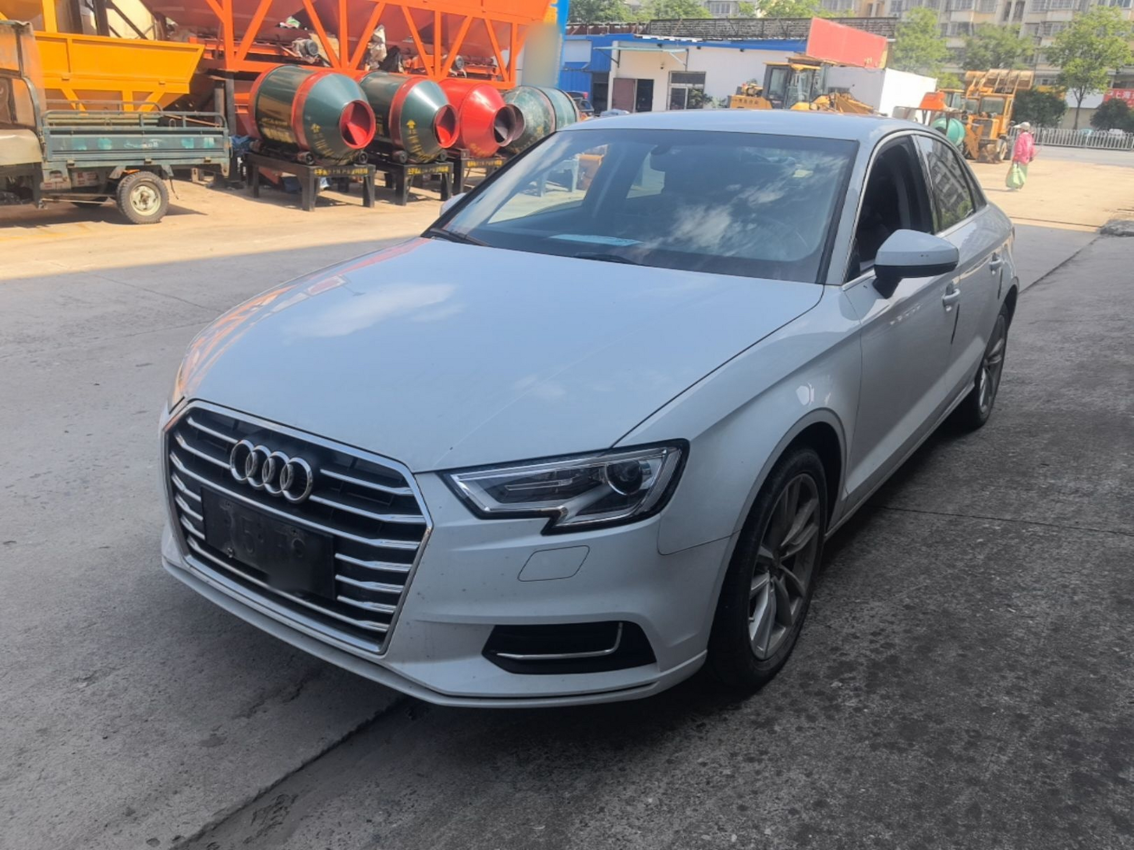 Под передней частью автомобиля
