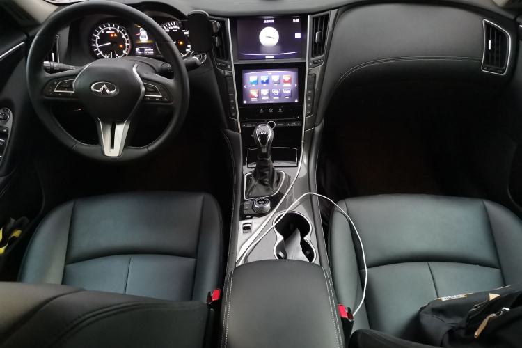 Used Infiniti Q50L 2018 2.0T Comfort Edition China VI Standard Center Console