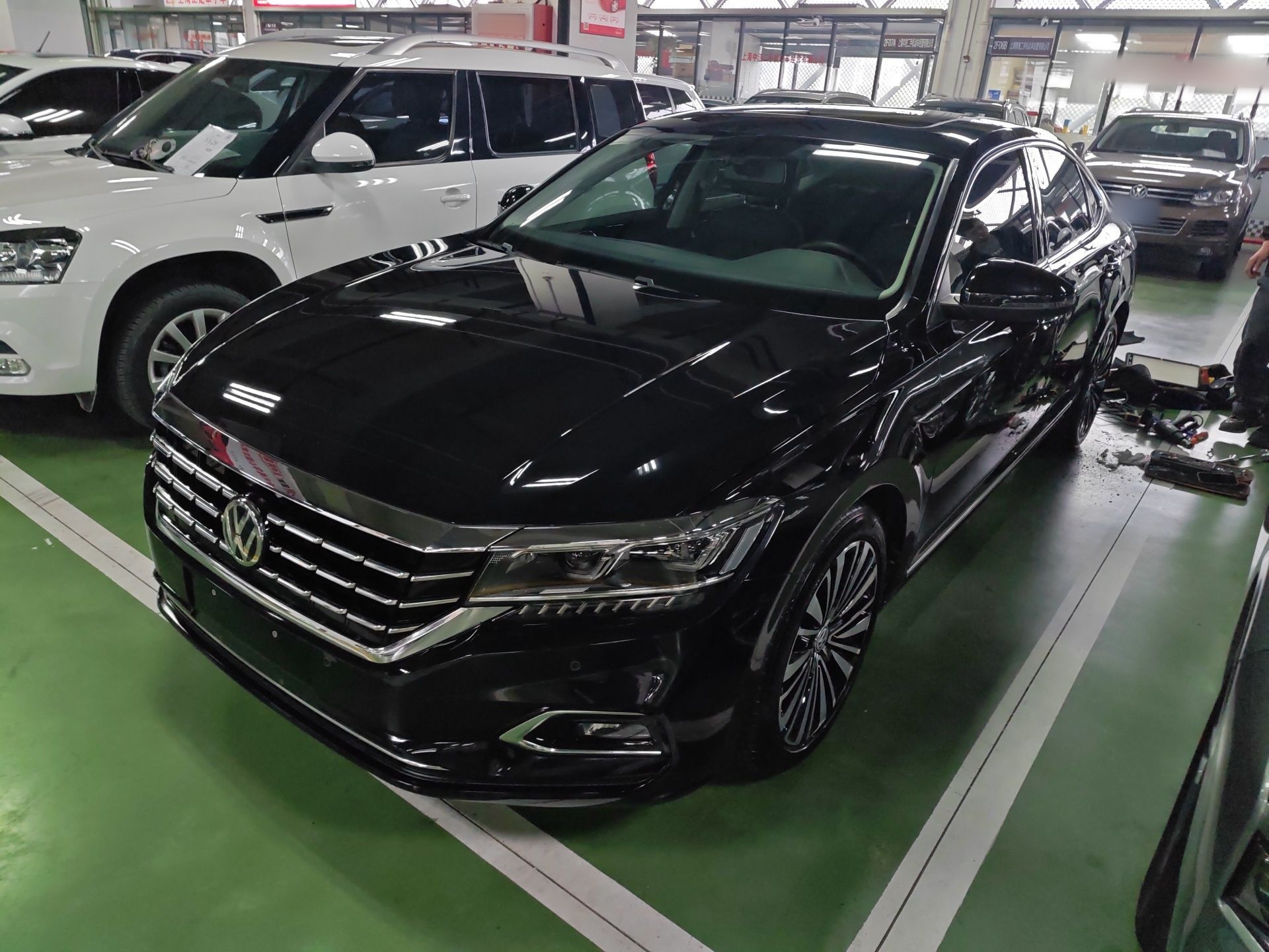 Под передней частью автомобиля