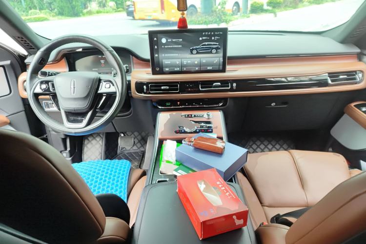 Used Lincoln Aviator 2020 3.0T V6 All-Wheel Drive Executive Version Center Console