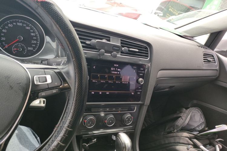 Used Volkswagen Golf 2019 1.8TSI Travel Edition Center Console