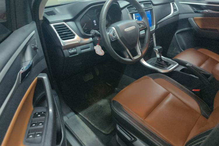 Used SAIC MAXUS T70 2021 2.0T Diesel Automatic Two-Wheel Drive Elite Version with Long Bed and High Ground Clearance