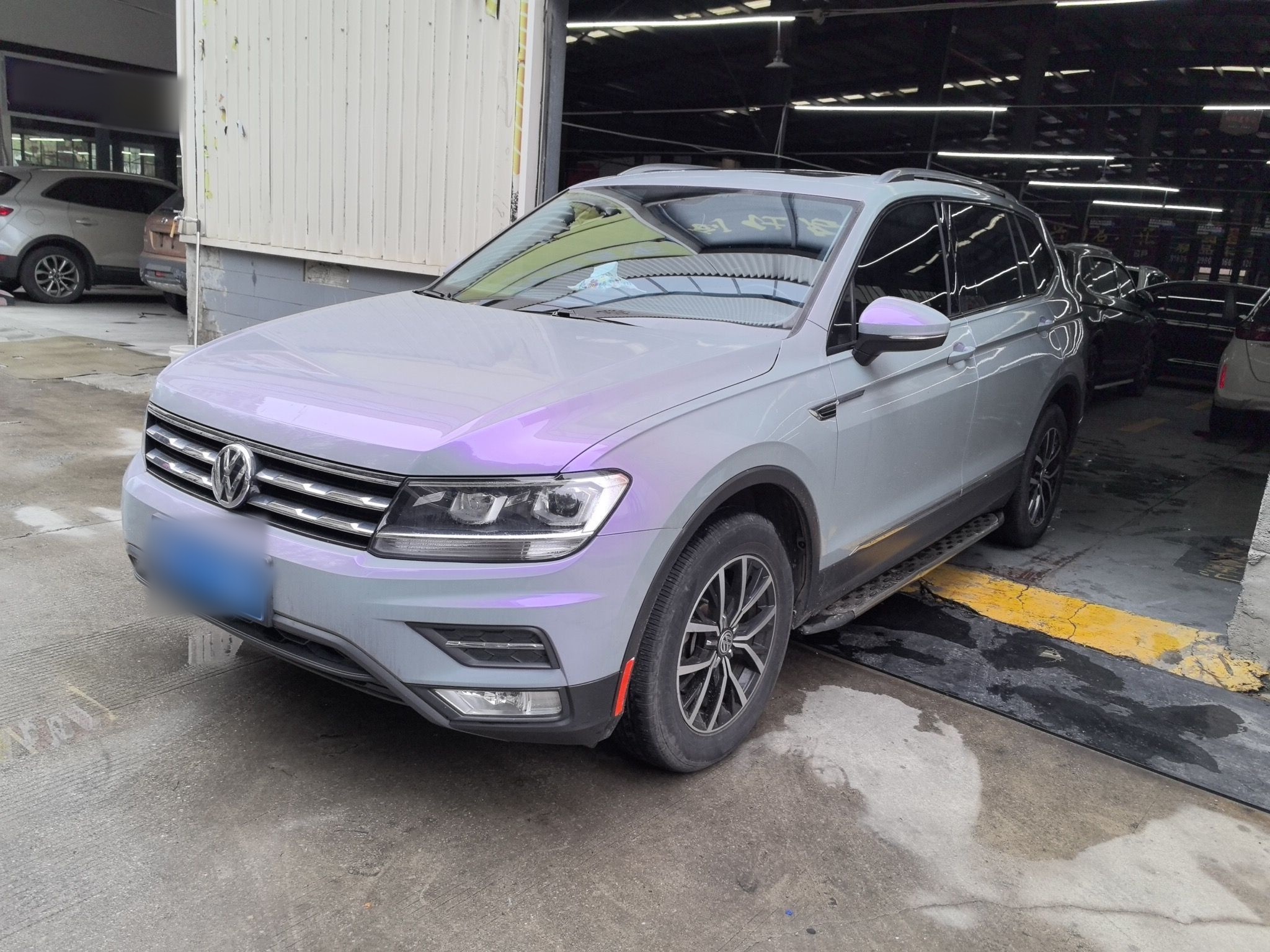 Под передней частью автомобиля