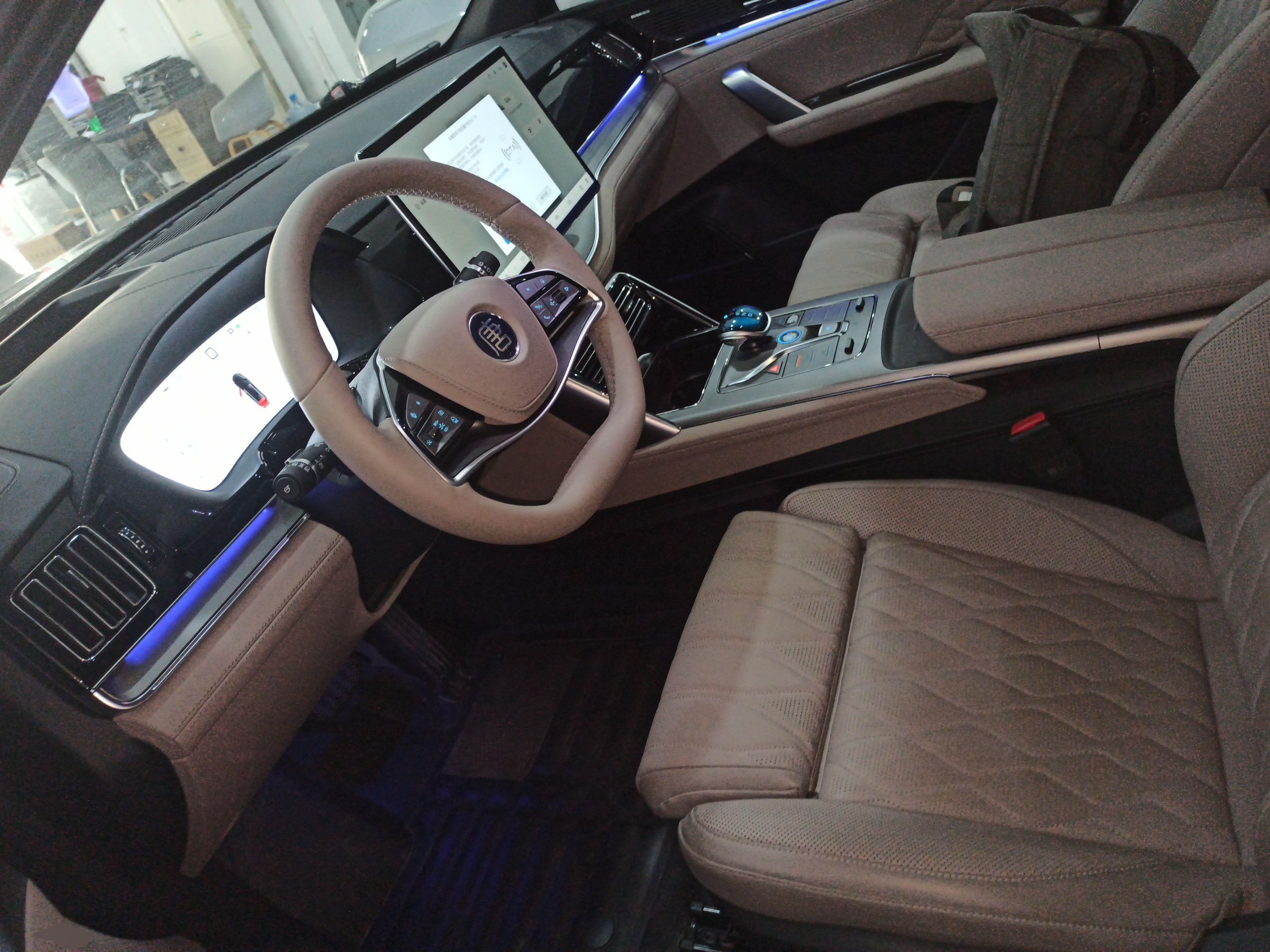 المقاعد الأمامية داخل السيارة