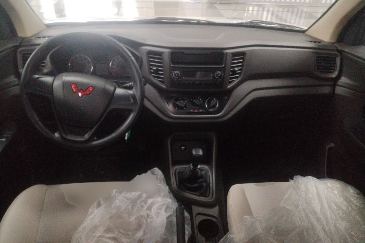 Used Wuling Hongguang V 2022 1.5L Jingqu Edition Electric-Assist LAR Center Console