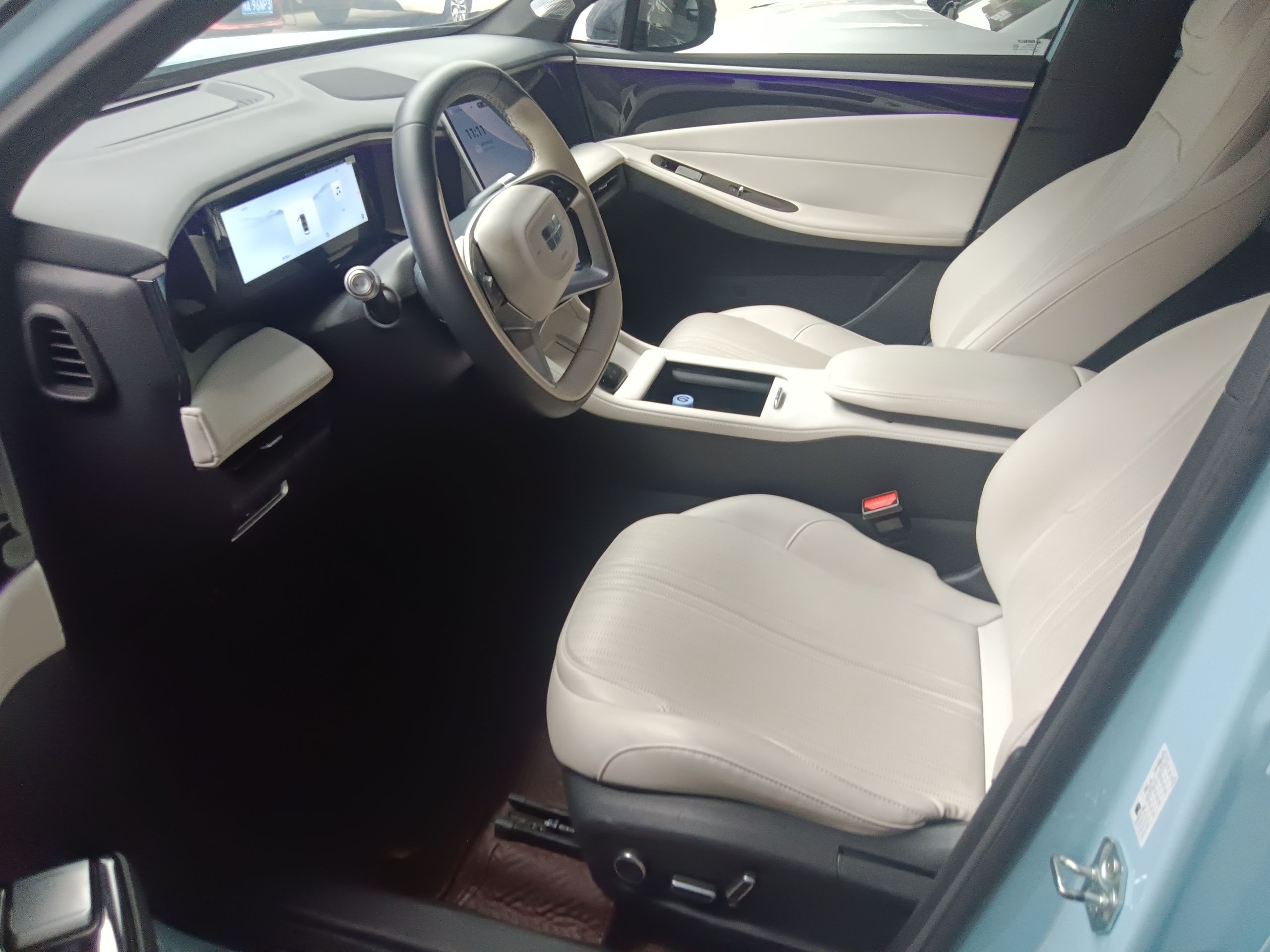 المقاعد الأمامية داخل السيارة