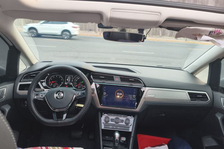 Used Volkswagen Touran 2016 Volkswagen Touran L 280TSI DSG Comfort Edition Center Console