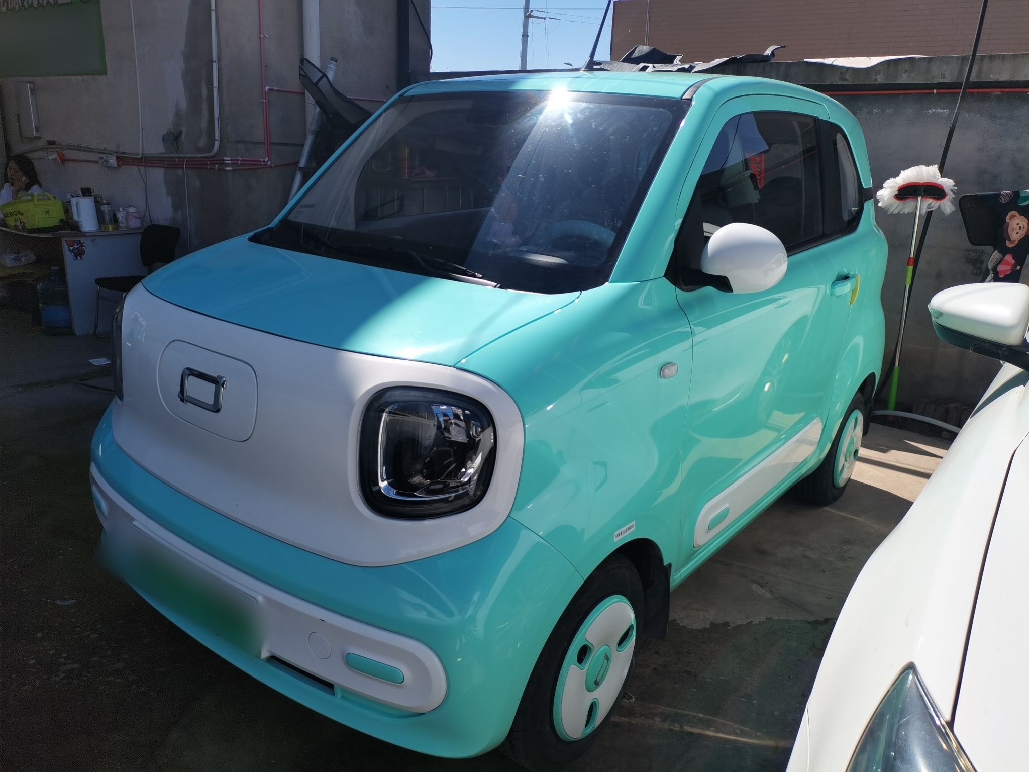 تحت مقدمة السيارة