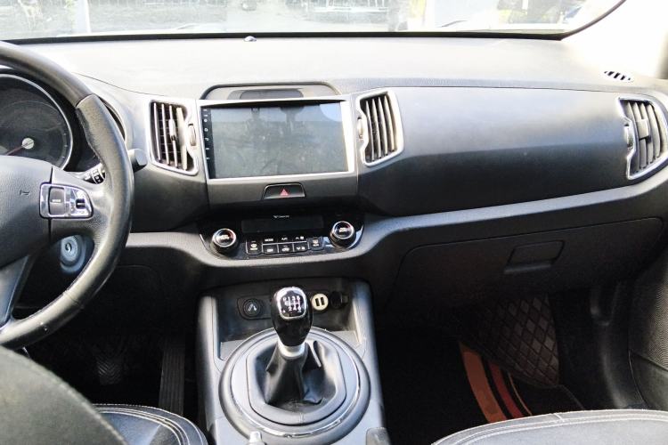 Used Kia Sportage R 2012 2.0L Manual Two-Wheel Drive GLS Center Console