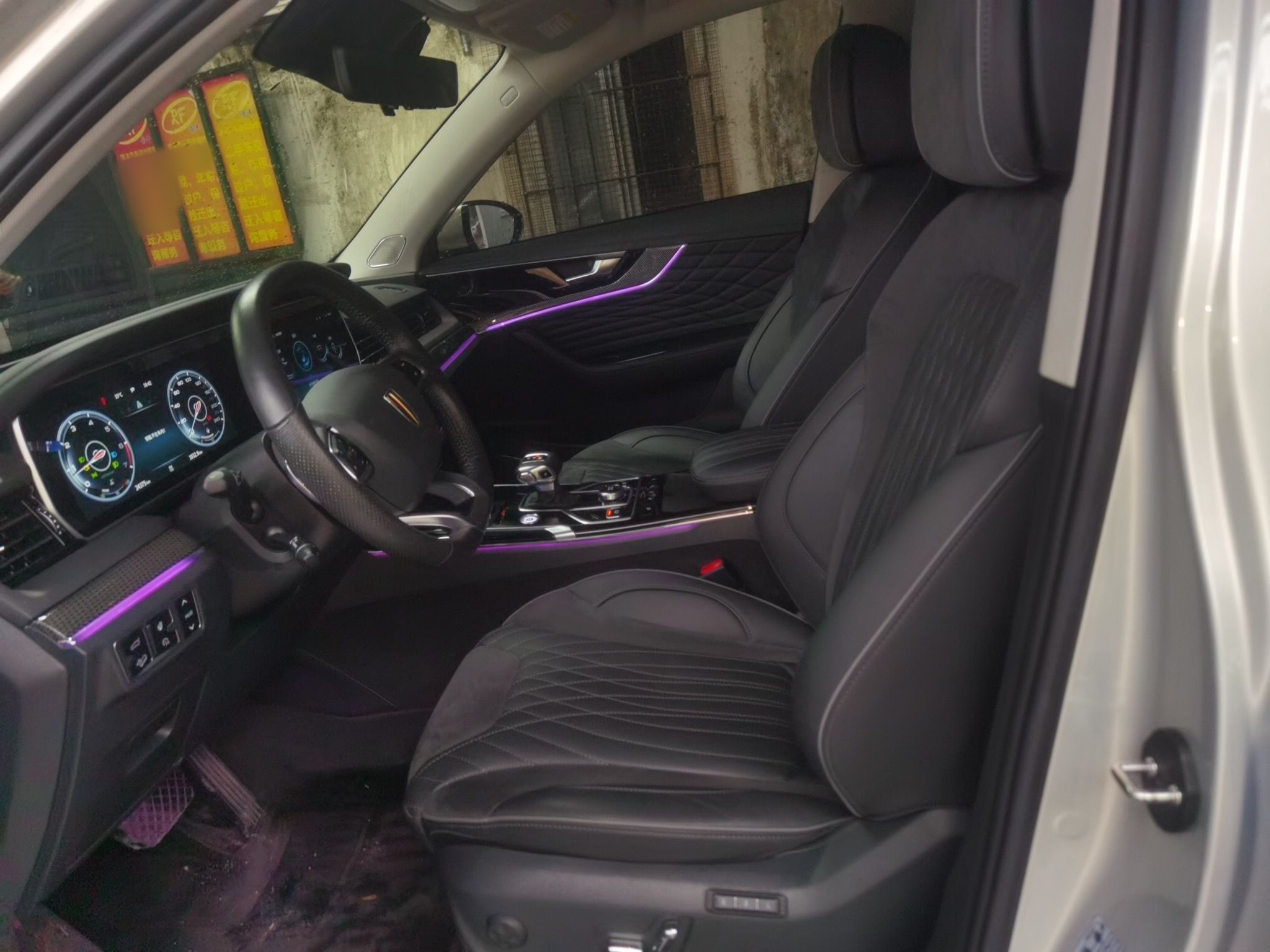 المقاعد الأمامية داخل السيارة