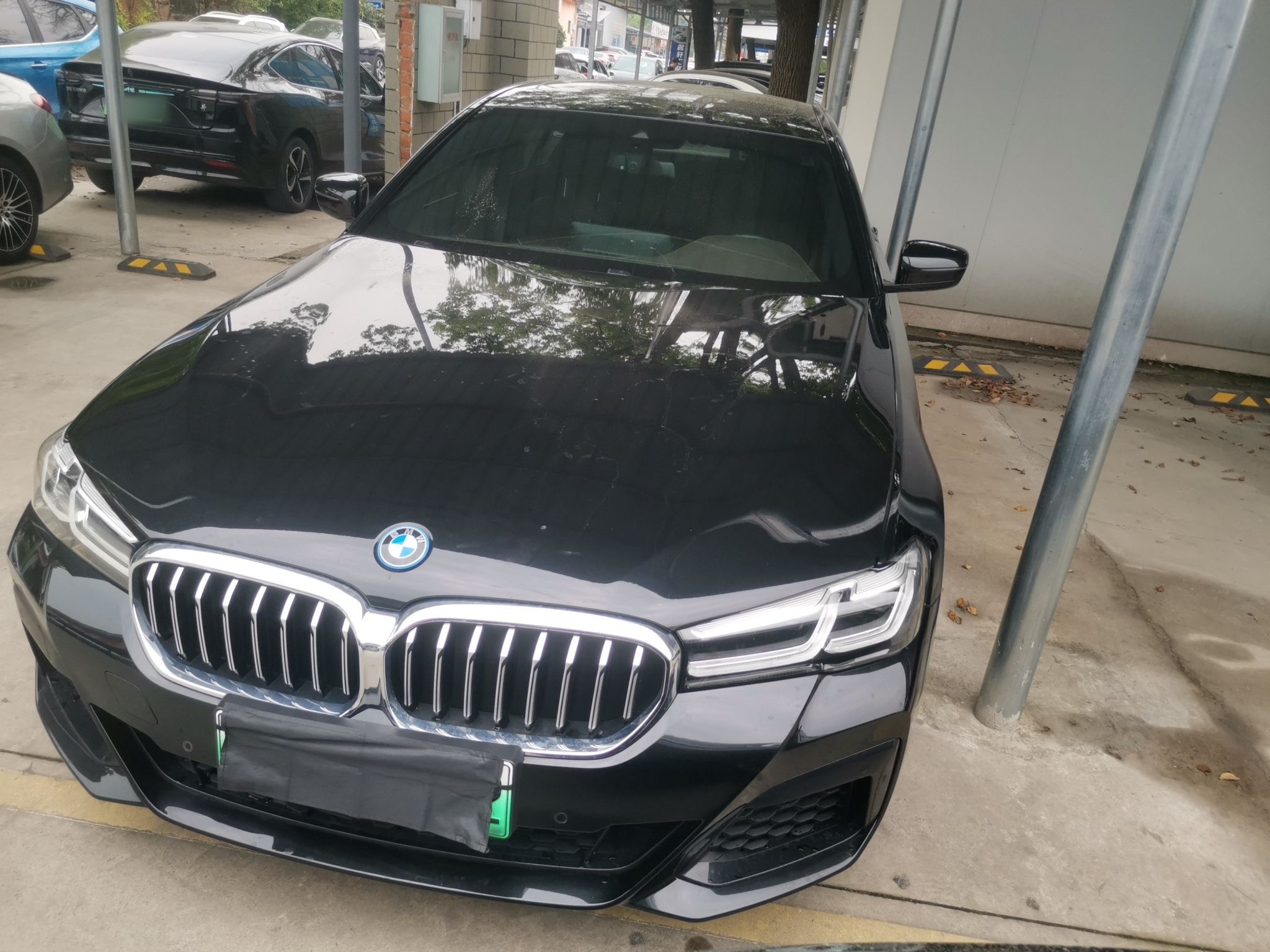 تحت مقدمة السيارة