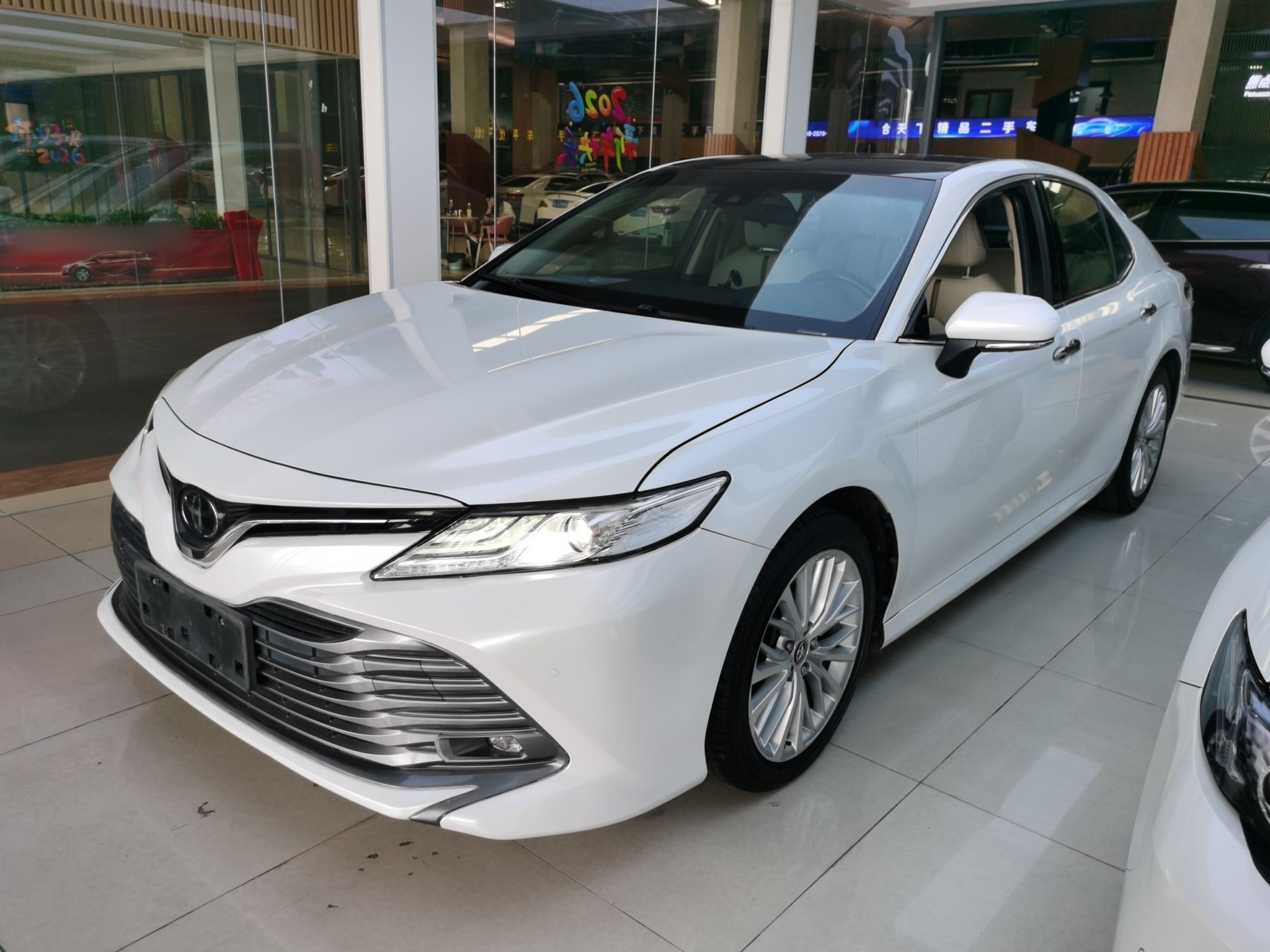 تحت مقدمة السيارة