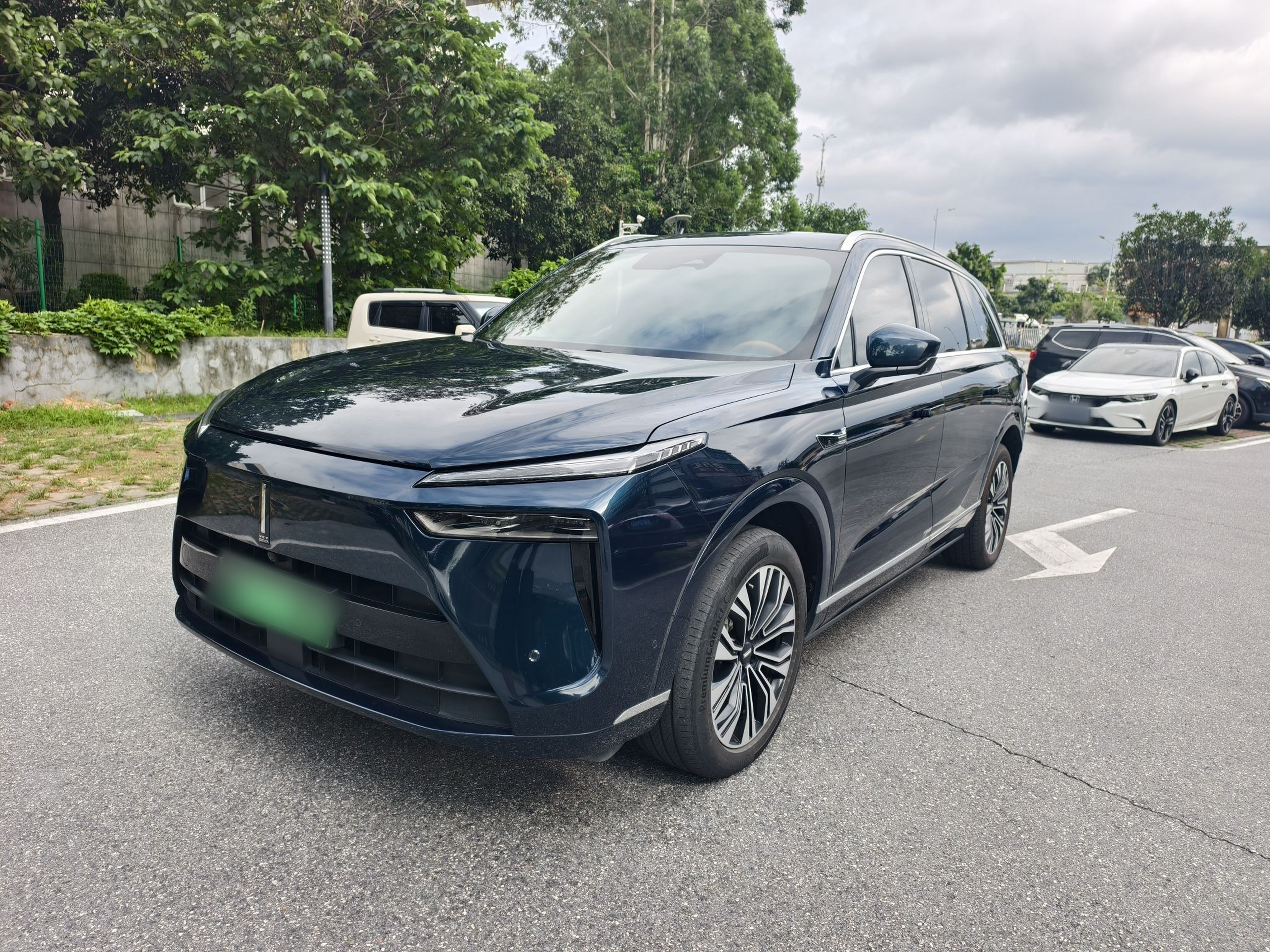 Под передней частью автомобиля