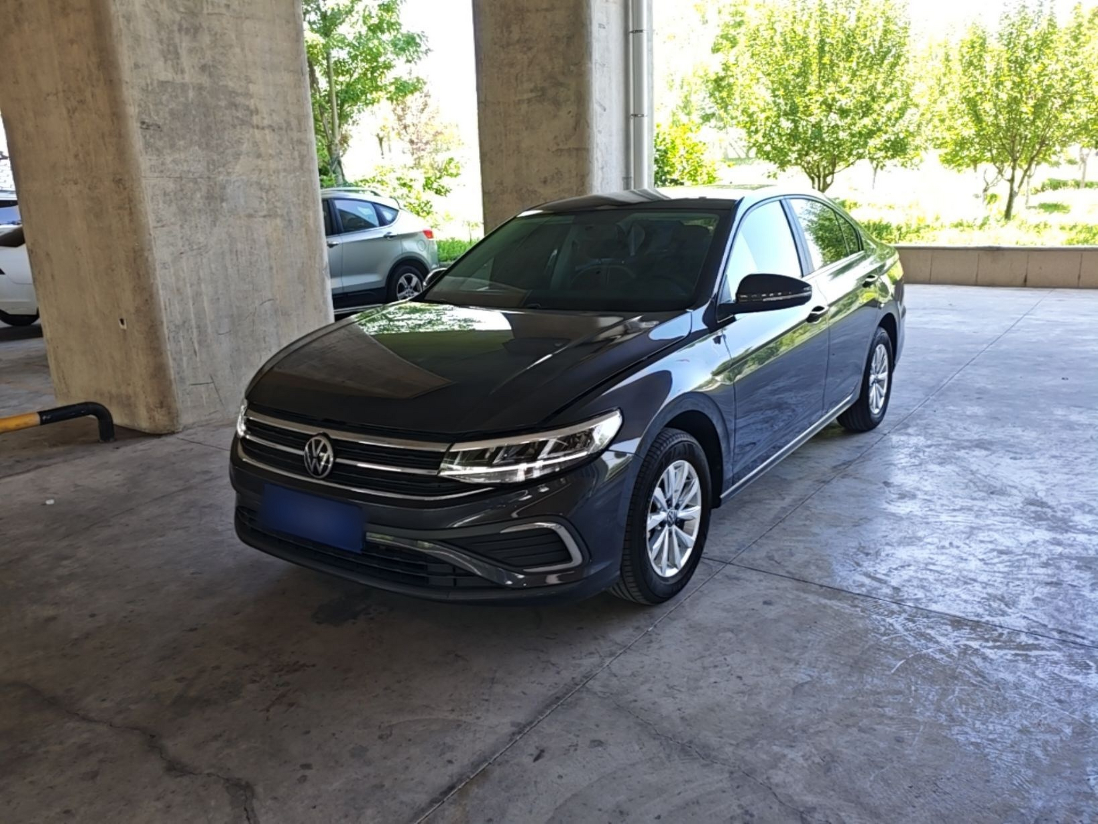 Под передней частью автомобиля