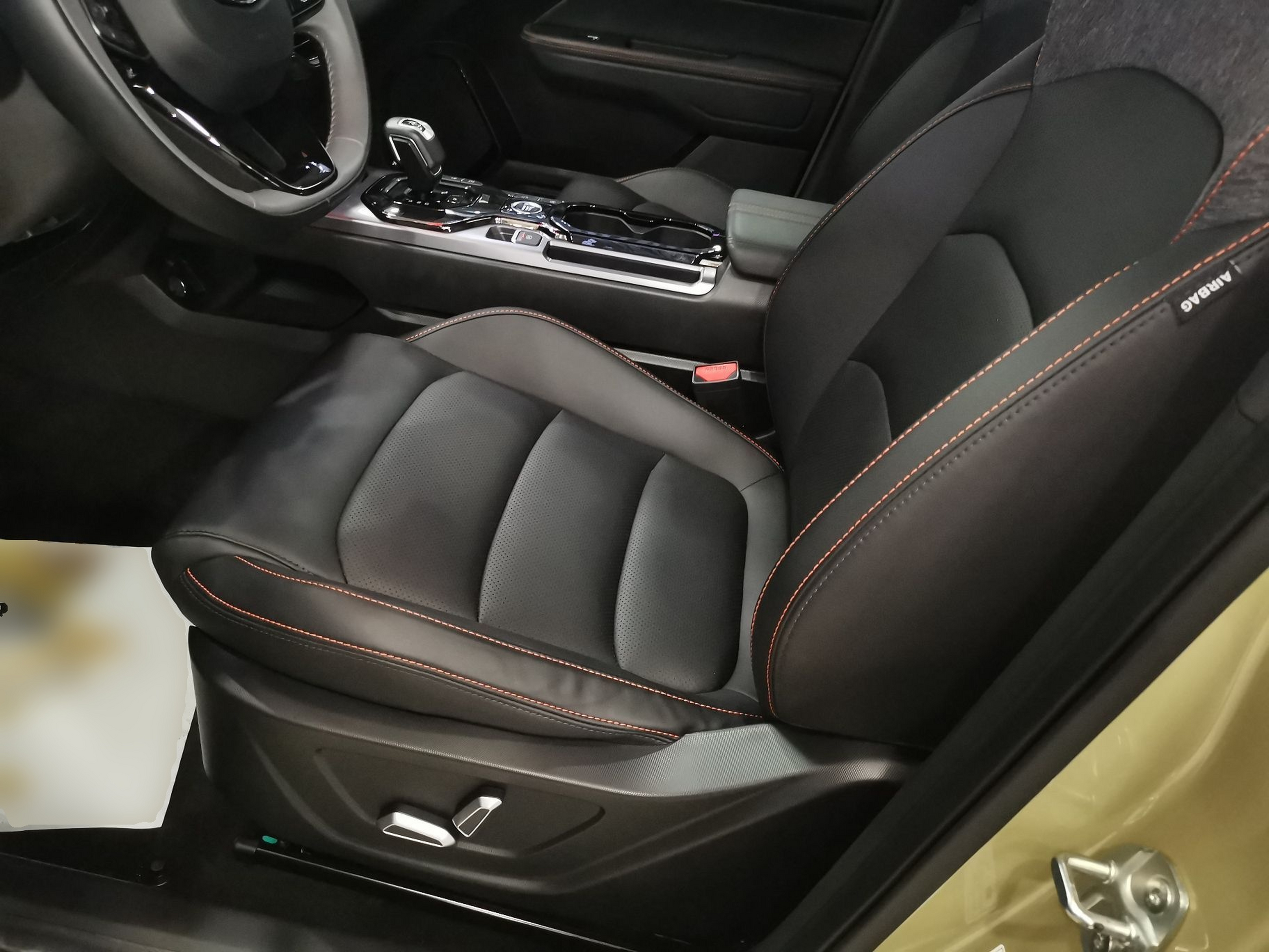 Переднее сиденье в автомобиле