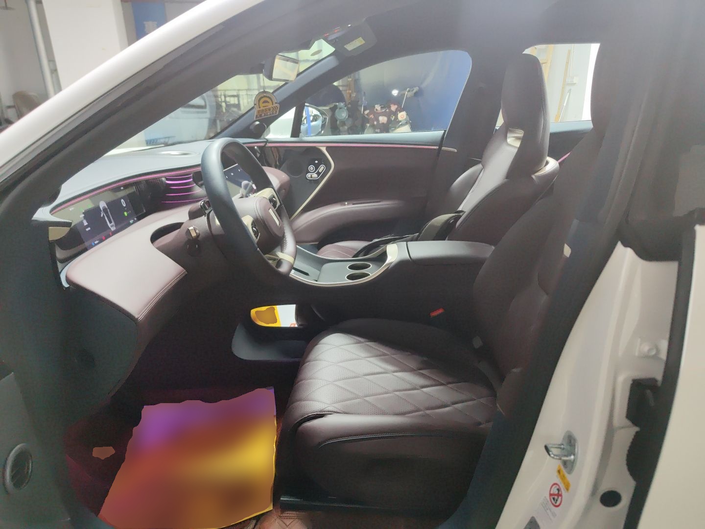 المقاعد الأمامية داخل السيارة