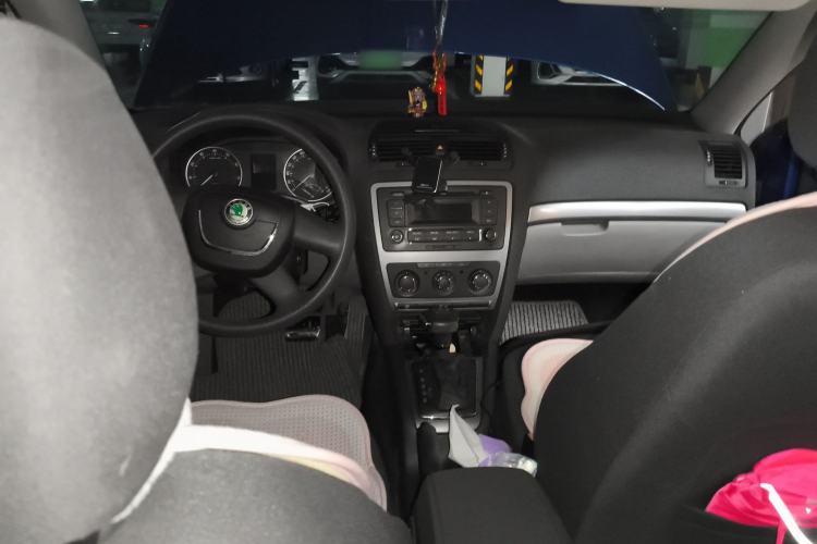 Used Skoda Octavia 2013 1.6L Automatic Yijie Edition Center Console