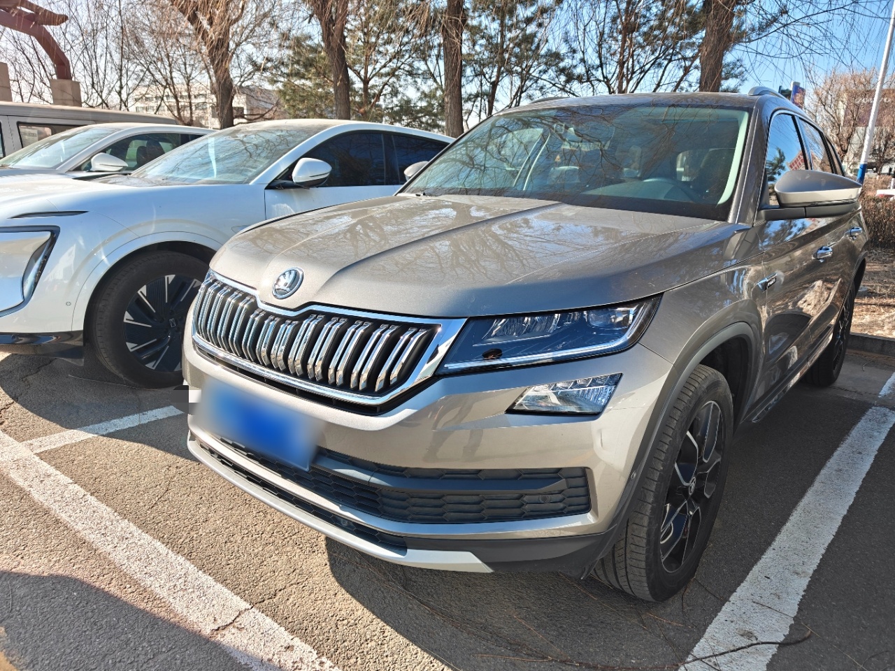 Под передней частью автомобиля