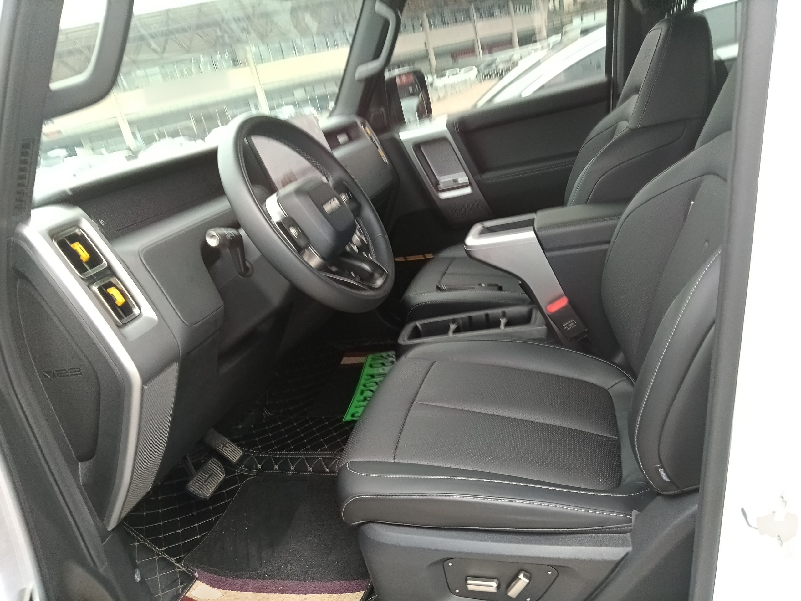 المقاعد الأمامية داخل السيارة