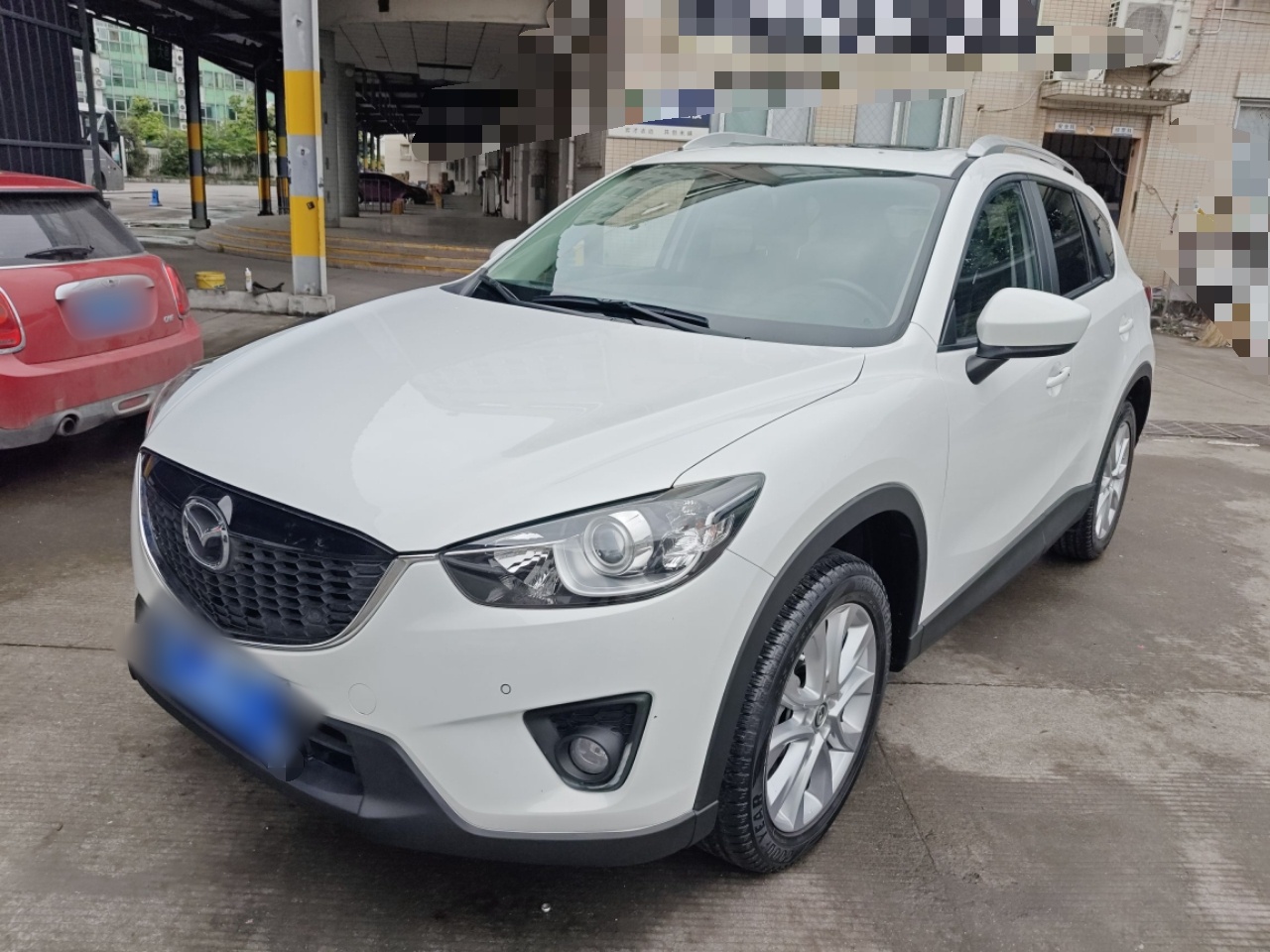 تحت مقدمة السيارة