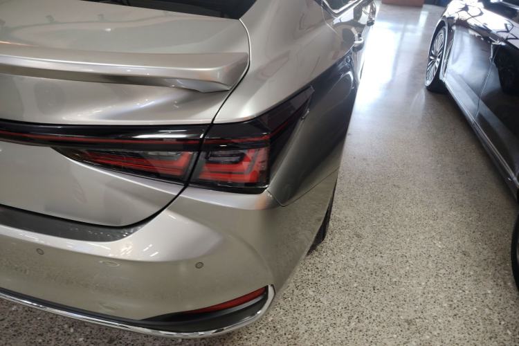 Used Lexus ES 2025 300h Deluxe Edition
