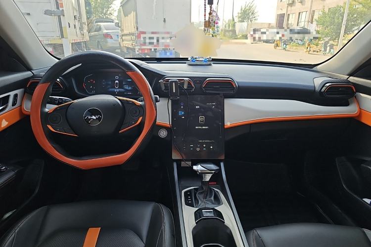 Used Dongfeng Aeolus Yixuan 2023 Mach Edition 1.5L Automatic Chasing Shadow Version Center Console