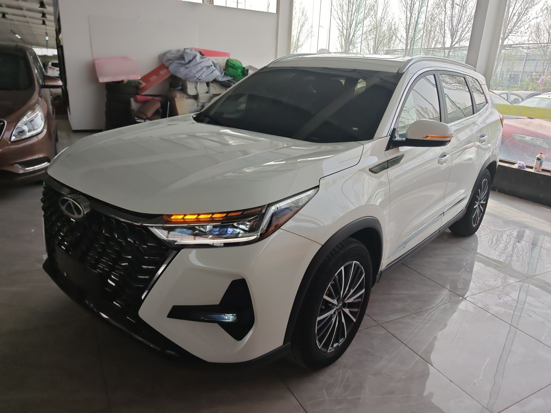 تحت مقدمة السيارة