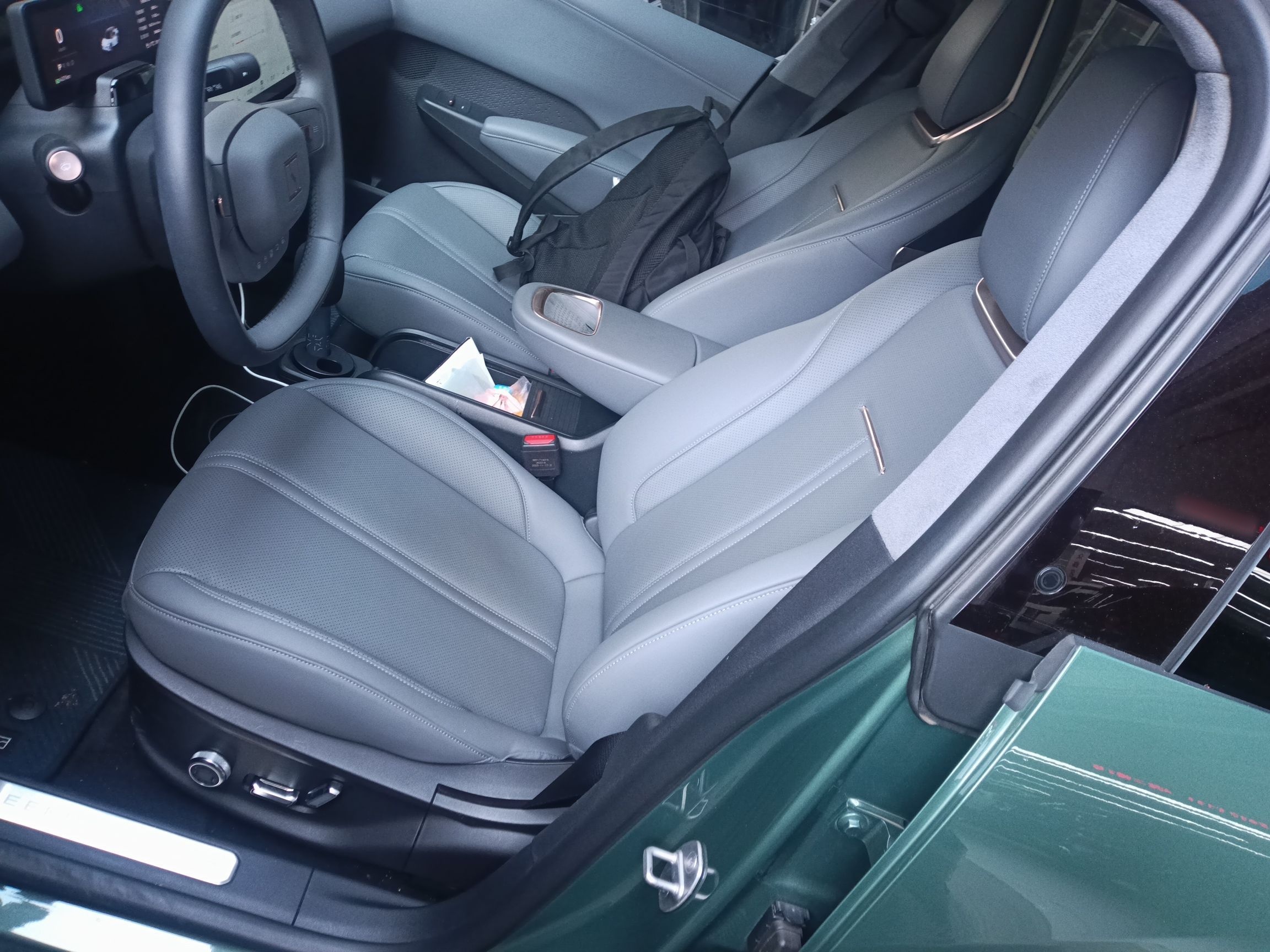 المقاعد الأمامية داخل السيارة