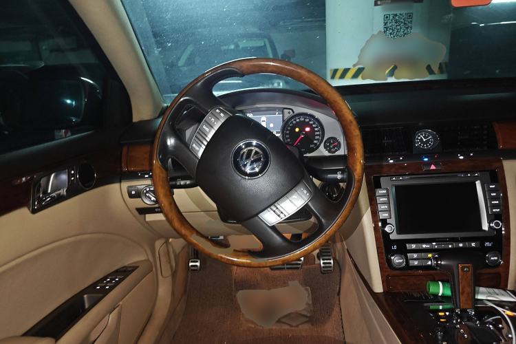 Used Volkswagen Phaeton 2011 3.6L V6 5-Seater Extended Business Edition Steering Wheel