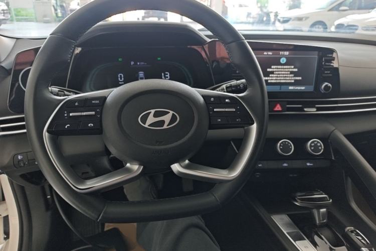 Used Hyundai Elantra 2023 1.5L CVT GLX Elite Edition Center Console