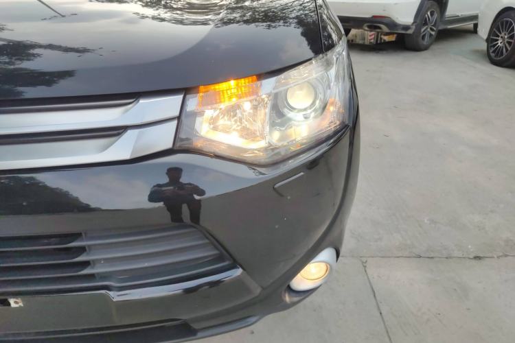 Used Mitsubishi Outlander 2014 2.4L 4x4 Deluxe Value Edition 7 Seats

