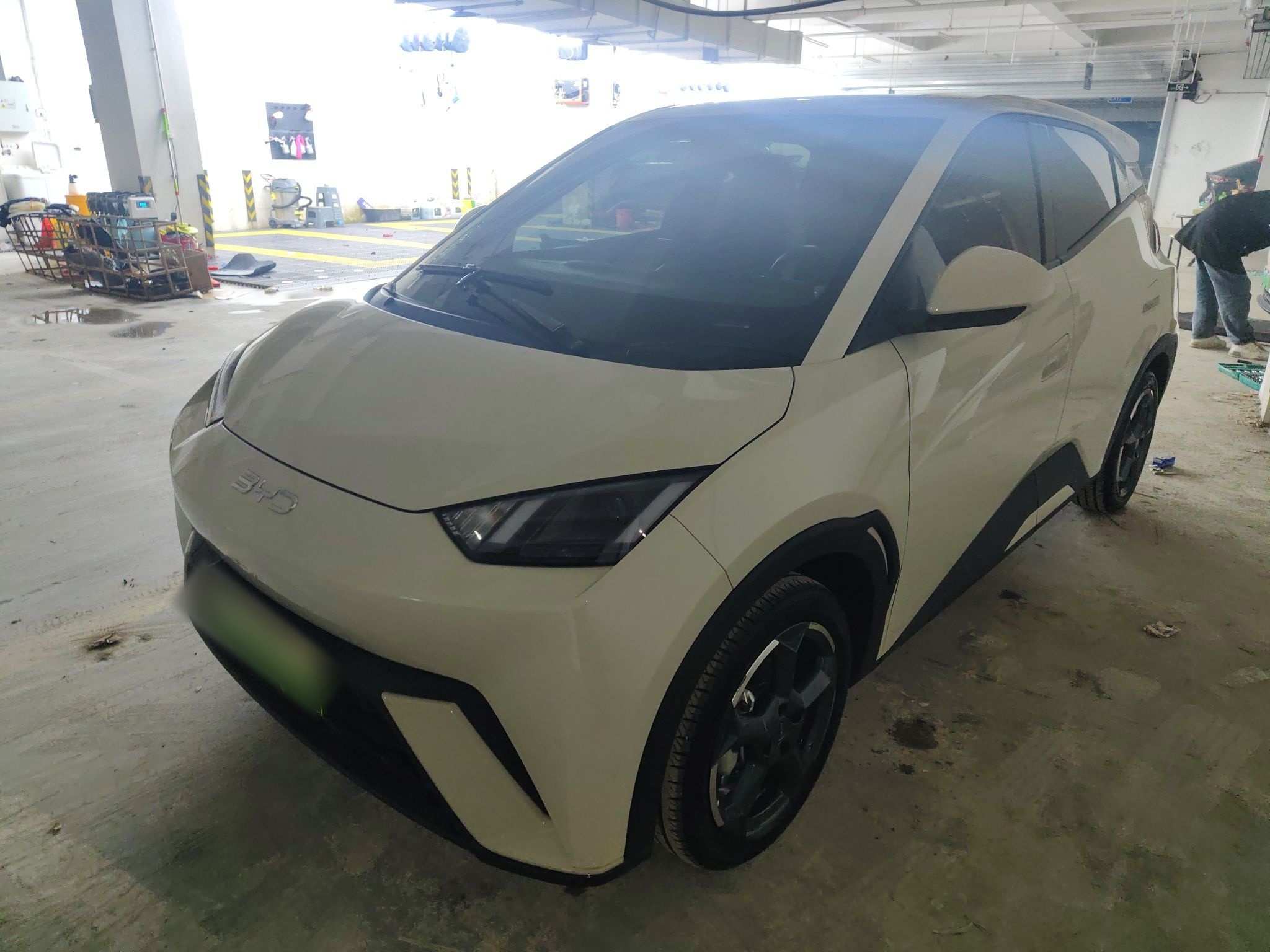 Под передней частью автомобиля