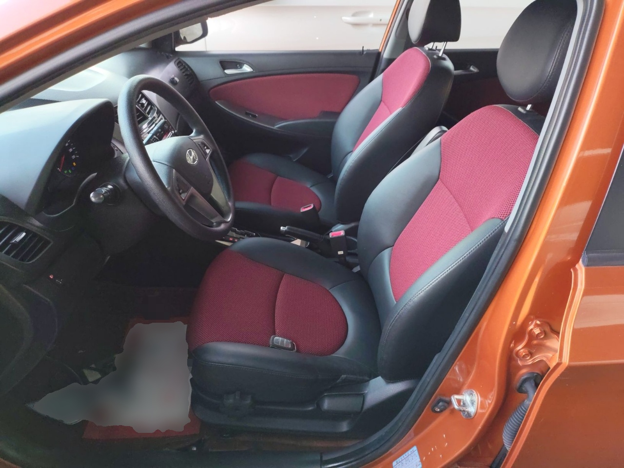 المقاعد الأمامية داخل السيارة