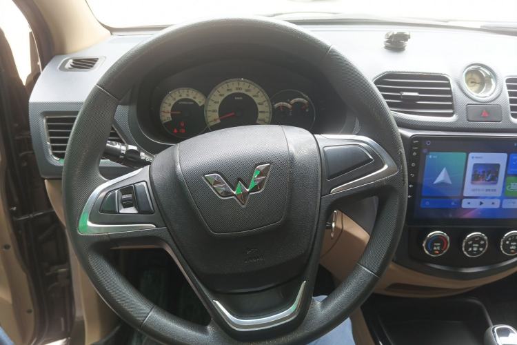 Used Wuling Hongguang 2014 1.5L S Automatic Luxury Model Steering Wheel