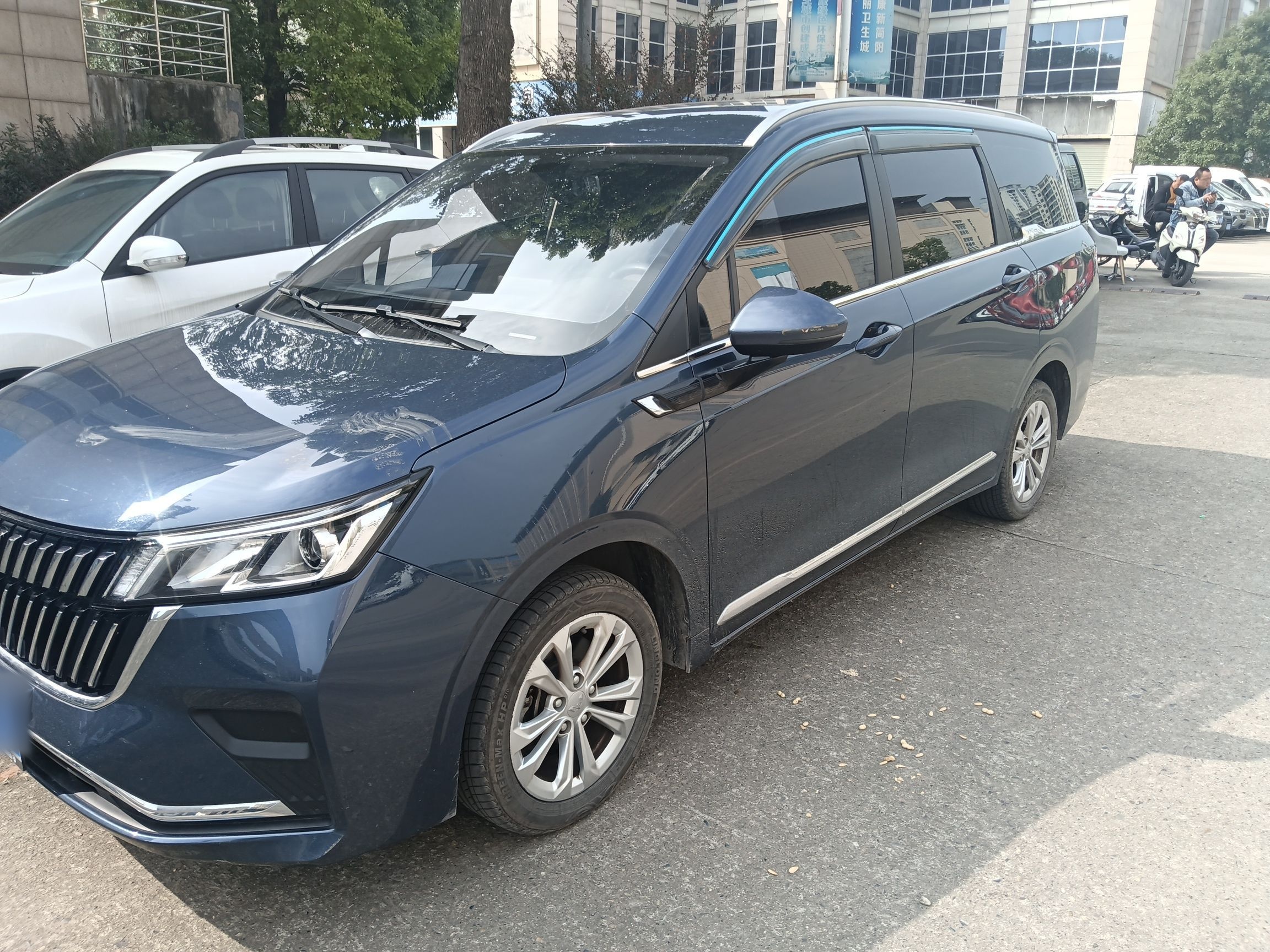 Под передней частью автомобиля