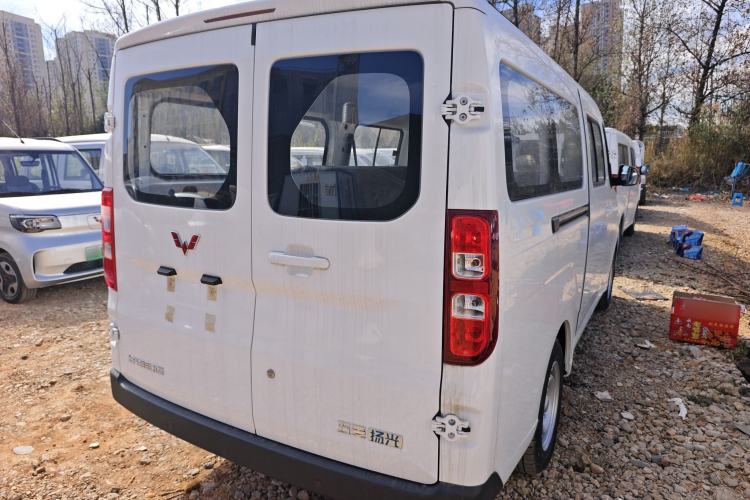 Used Wuling Yangguang 2024 300KM Comfort Version Passenger Van 75kW