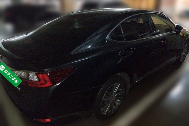 Used Lexus ES 2017 300h Mark Levinson Comfort Edition Rear Right 45 Deg